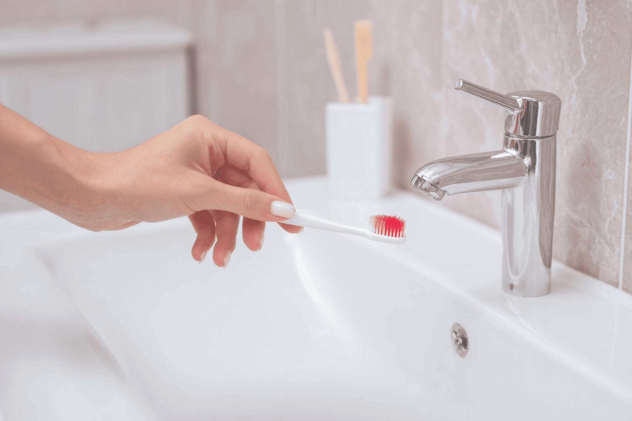 インプラントが歯周病になりやすい原因とは？治療法や予防法を解説