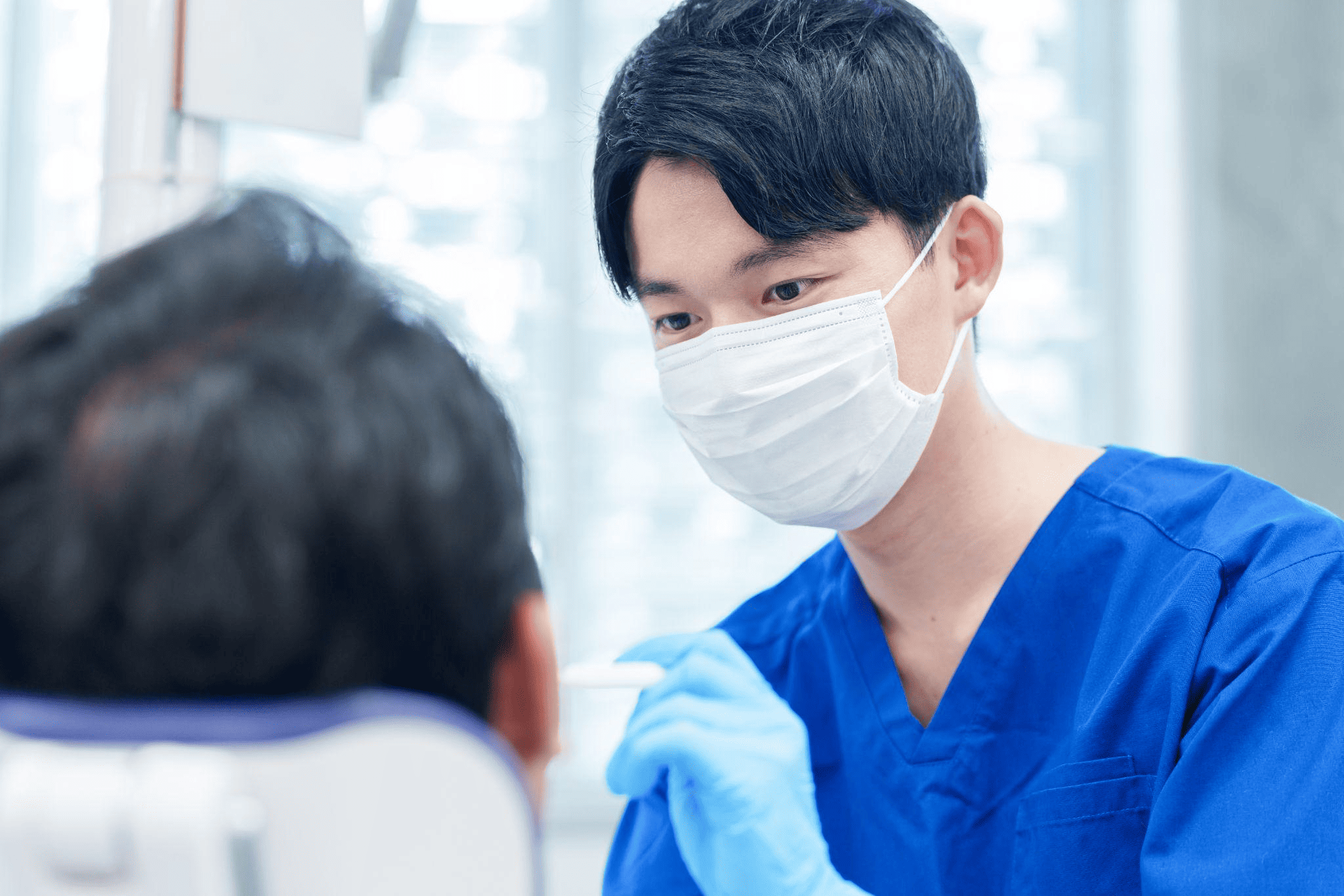 インプラント治療を受けている年齢の割合と理由