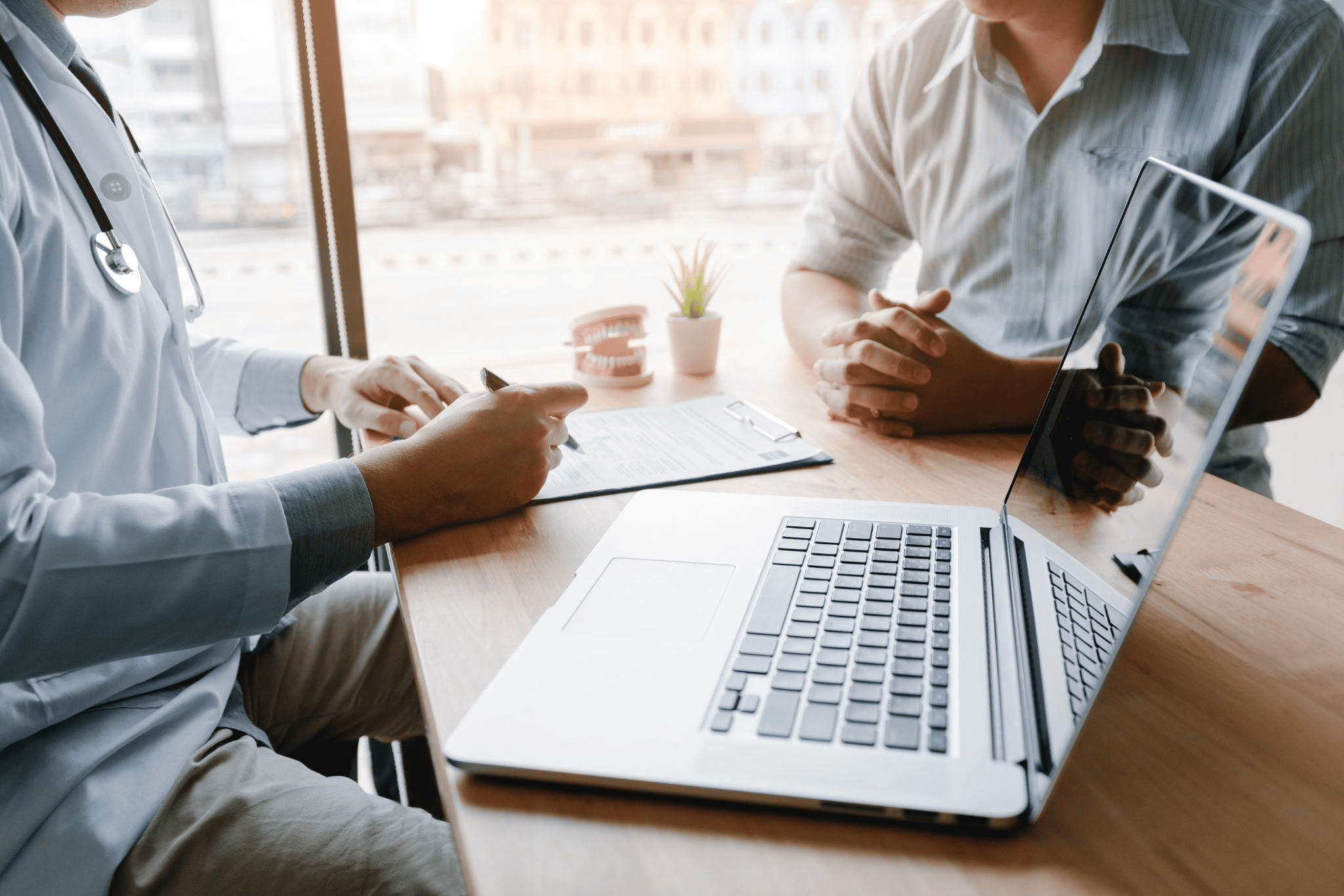 H2インプラントオーバーデンチャーの費用相場は片顎70万円〜300万円程度